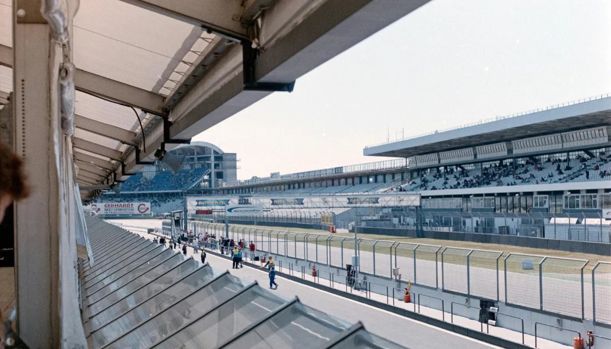 Drive a race car yourself at the Nürburgring: training on the Nordschleife and the GP circuit. The Nordschleife demands humility, the GP circuit demands precision. What each one requires, how to prepare, which programs count.