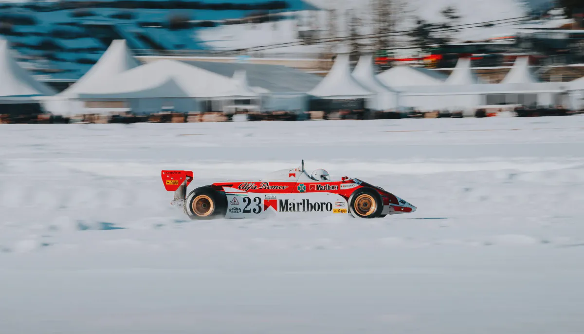 Das FAT Ice Race in Zell am See ist mehr als ein Event. Historische Renn- und Rallye-Autos auf Eis, Skijöring, Paddock-Kultur — eine Pilger-Reise.