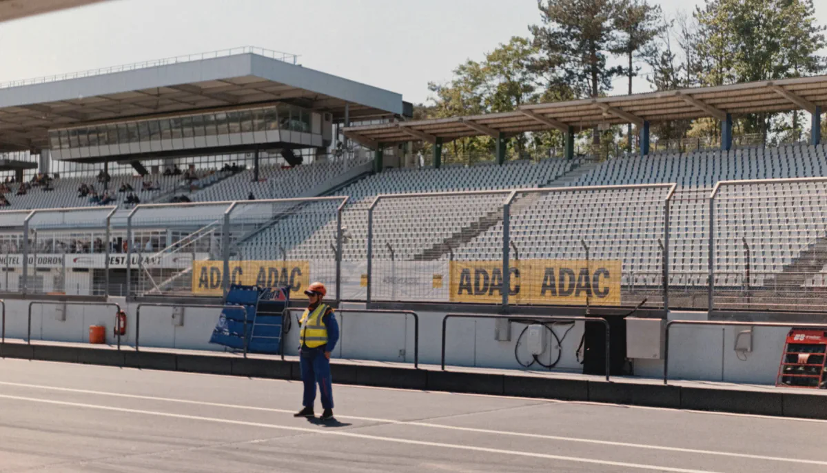 Hockenheim: stadium section, Parabolika, Spitzkehre. What the circuit demands, why it is the German benchmark for a clean lap time.