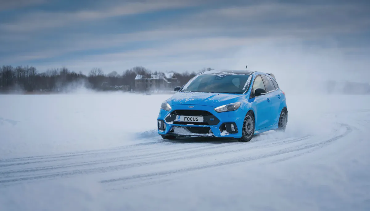 Ice-Drift-Trainings in Schweden, Finnland und Österreich. Was Eis-Drift wirklich lehrt — und warum es jede Sommer-Trackday-Saison aufwertet.