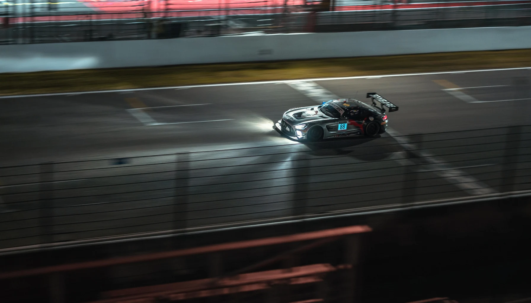 Die wichtigsten Begriffe des Langstrecken- und Motorsports verständlich erklärt — von Hypercar und Balance of Performance bis Stint, Undercut und ERS.