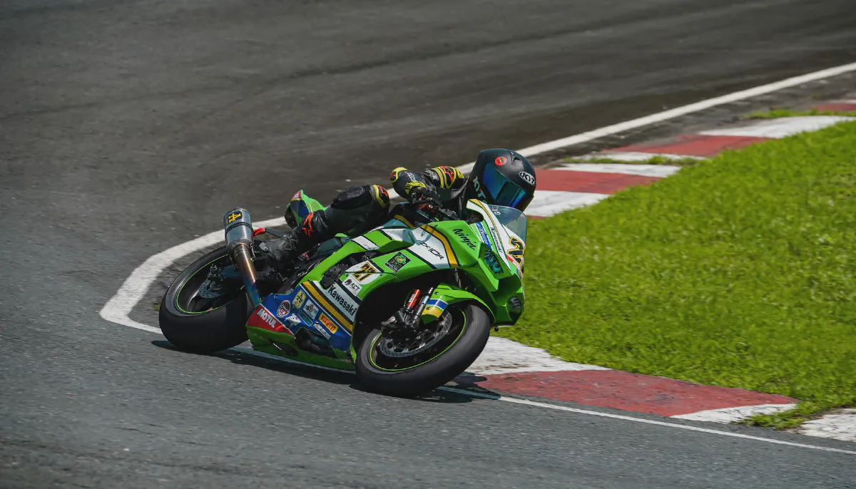 Superbike auf echter Strecke. Was Trackdays mit dem Rennmotorrad verlangen, welche Schulen empfehlenswert sind, was Einsteiger oft falsch machen.