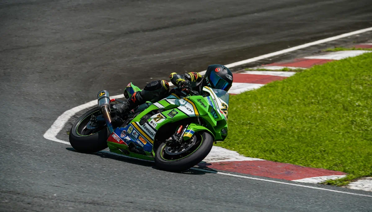 A superbike on a real track. What trackdays on a race bike demand, which schools are worth it, and the mistakes beginners make most often.