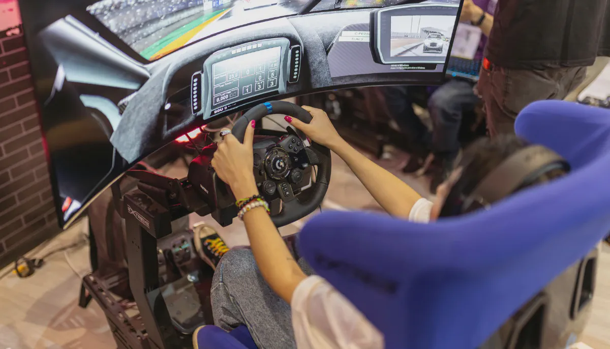 Rennsimulatoren als ernsthaftes Trainings-Werkzeug. Was professionelle Rigs leisten, welche Software zählt, wo der Sim aufhört und der Track beginnt.