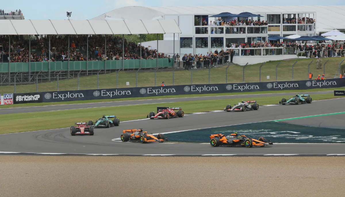 Silverstone — Heimat des britischen Motorsports. Maggotts-Becketts-Chapel als eine der besten Kurvenkombinationen weltweit.